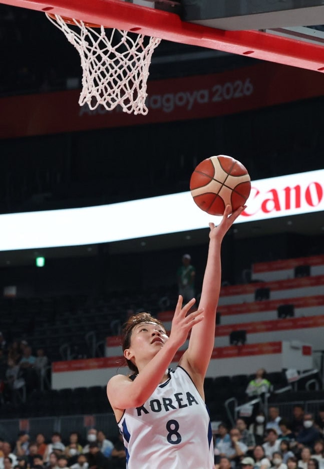 223cm 장쯔위도 막지 못했다! 한국 여자농구, 중국 꺾고 결승행